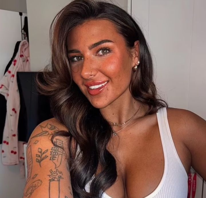 [서울=뉴시스] 영국 사우스요크셔주의 'HM 린드홀름 교도소'에서 근무하던 모건 패리 바니는 남자 수감자와 사랑을 하자 적발되어 징역 10개월을 선고받았다.(사진=데일리메일 캡쳐) 2025.05.14 *재판매 및 DB 금지