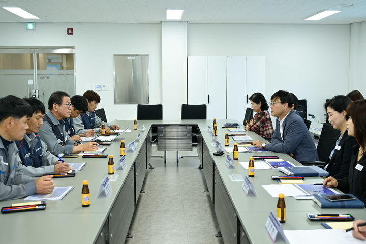 [거제=뉴시스] 신정철 기자= 거제시는 지난 13일과 14일 이틀에 걸쳐 지역상생기금과 관련한 금속노조 거통고 조선하청지회, 금속노조 대우조선지회, 삼성중공업 노동자협의회 등 조선업 관련 노동단체와 간담회를 개최했다. 사진은 하청지회와 간담회 모습.(사진=거제시 제공).2025.05.14. photo@newsis.com *재판매 및 DB 금지