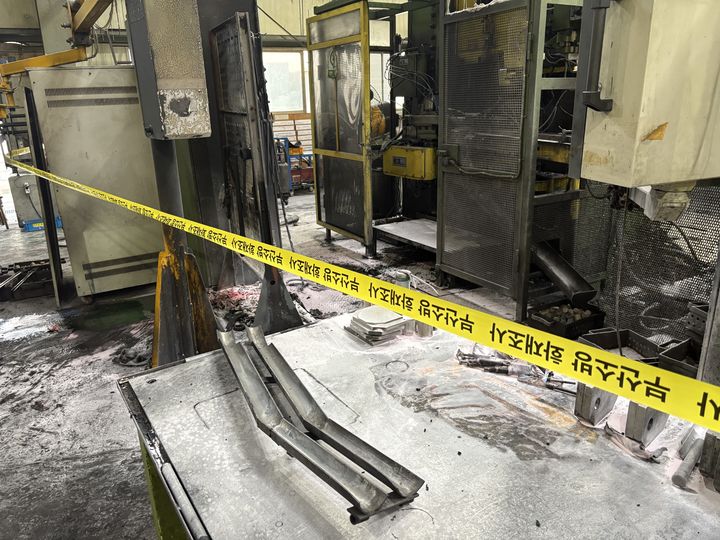 [부산=뉴시스] 14일 오후 5시33분께 부산 강서구의 한 밸브 제조 공장 내부 기계에서 불이 나 작업자 2명이 중·경상을 입었다. (사진=부산소방재난본부 제공) 2025.05.14. photo@newsis.com *재판매 및 DB 금지