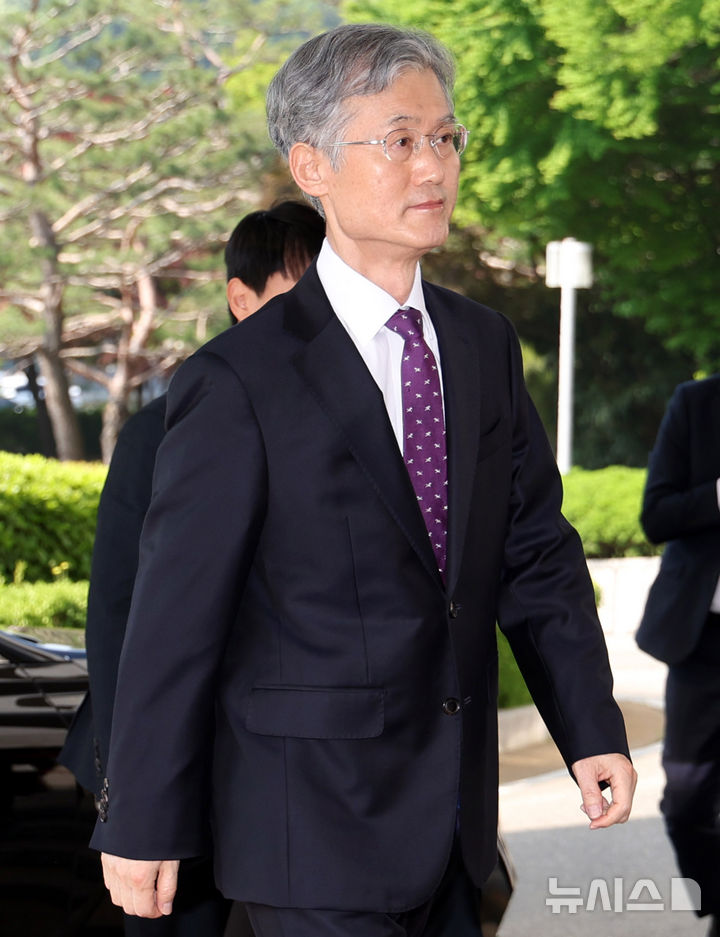[서울=뉴시스] 추상철 기자 = 조희대 대법원장이 14일 오전 서울 서초구 대법원으로 출근하고 있다. 이날 조희대 대법원장과 대법관 등은 국회 법제사법위원회의 '조희대 대법원장 등 사법부의 대선개입 의혹 진상규명 청문회'에 증인으로 채택 됐으나 불출석 사유서를 제출했다. 2025.05.14. scchoo@newsis.com