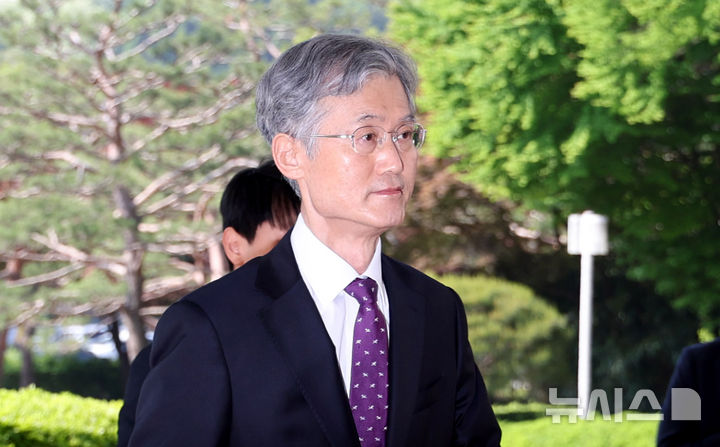 [서울=뉴시스] 추상철 기자 = 조희대 대법원장이 14일 오전 서울 서초구 대법원으로 출근하고 있다.  이날 조희대 대법원장과 대법관 등은 국회 법제사법위원회의 '조희대 대법원장 등 사법부의 대선개입 의혹 진상규명 청문회'에 증인으로 채택 됐으나 불출석 사유서를 제출했다. 2025.05.14. scchoo@newsis.com