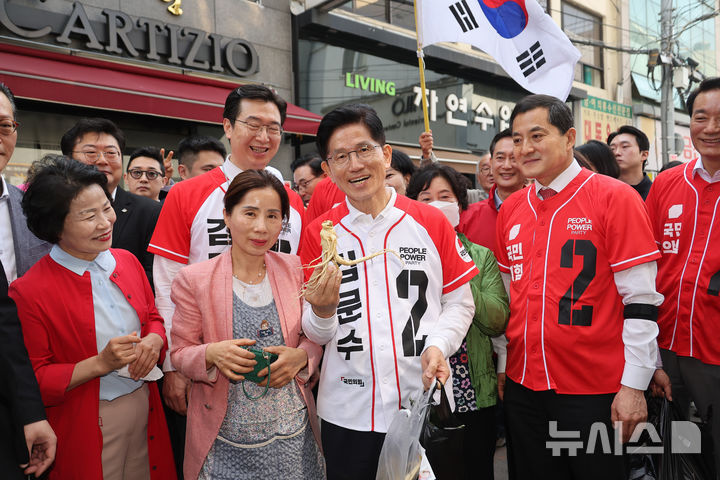 [진주=뉴시스] 고승민 기자 = 김문수 국민의힘 대선 후보가 14일 경남 진주중앙시장 일대를 방문해 상인과 시민들을 만나고 있다. (공동취재) 2025.05.14. photo@newsis.com