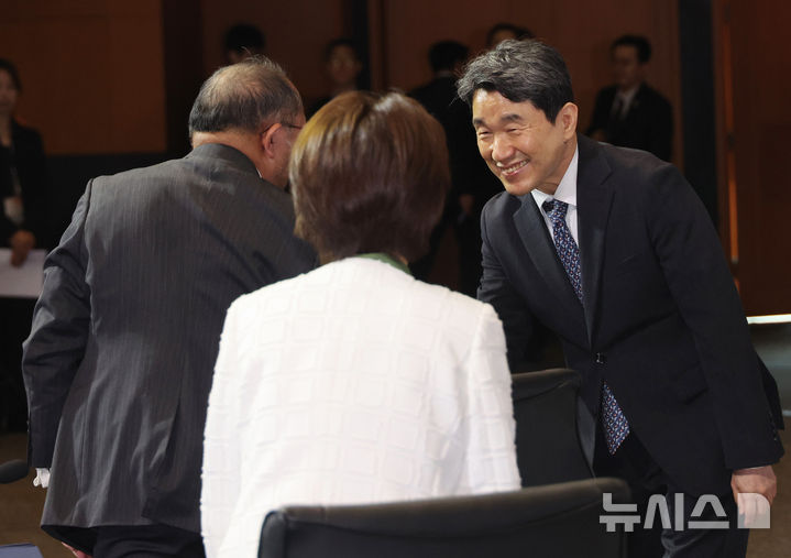 [서귀포=뉴시스] 고범준 기자 = 이주호 대통령 권한대행 부총리 겸 교육부 장관이 14일 제주도 서귀포시 제주국제컨벤션센터에서 열린 제7차 아시아태평양경제협력체(APEC) 교육장관회의 총회 개회식에서 참석자들과 인사를 나누고 있다. (대통령실통신사진기자단) 2025.05.14. bjko@newsis.com