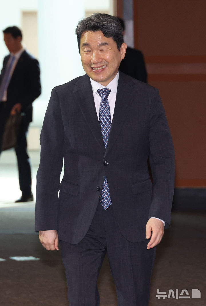 [서귀포=뉴시스] 고범준 기자 = 이주호 대통령 권한대행 부총리 겸 교육부 장관이 14일 제주도 서귀포시 제주국제컨벤션센터에서 열린 제7차 아시아태평양경제협력체(APEC) 교육장관회의 총회 개회식에 입장하고 있다. (대통령실통신사진기자단) 2025.05.14. bjko@newsis.com