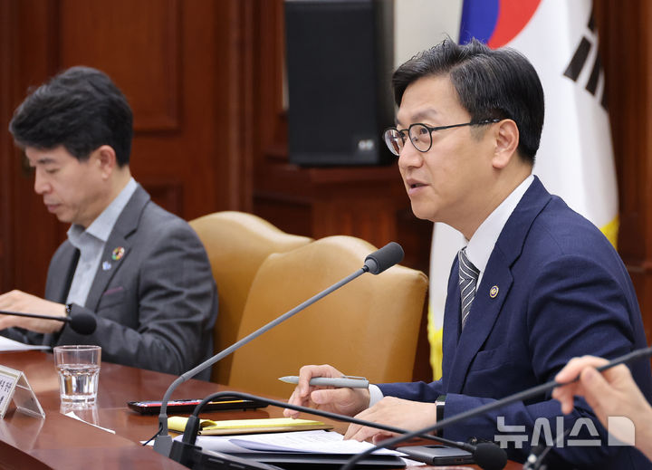 [서울=뉴시스] 김명원 기자 = 김범석 기획재정부 장관 직무대행이 14일 오전 서울 종로구 정부서울청사에서 열린 경제관계장관회의 겸 산업경쟁력강화 관계장관회의에 참석해 발언하고 있다. 2025.05.14. kmx1105@newsis.com
