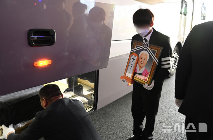 [용인=뉴시스] 김종택 기자 = 일본군 위안부 피해자 고(故) 이옥선 할머니의 발인식이 14일 경기 용인시 쉴낙원 경기장례식장에서 엄수되고 있다. 나눔의 집에서 거주하던 이 할머니는 지난 11일 향년 97세로 별세했다. 정부에 등록된 일본군 위안부 피해자 240명 중 생존자는 6명만 남았다. 2025.05.14. jtk@newsis.com