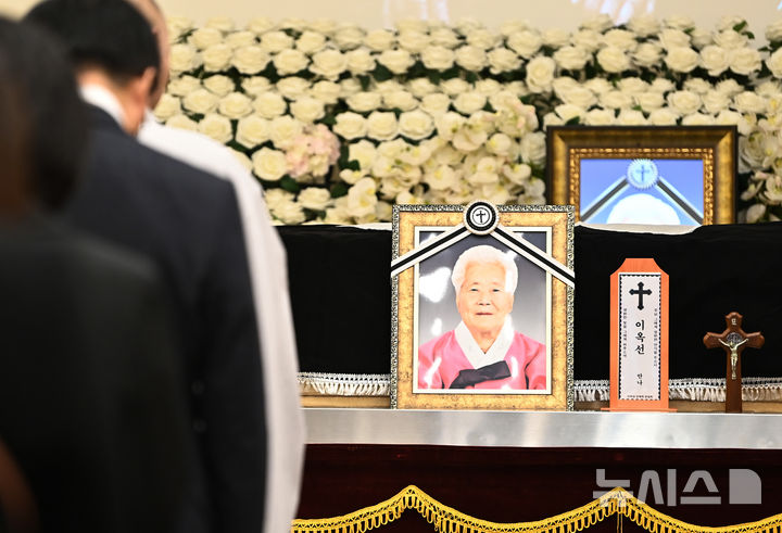 [용인=뉴시스] 김종택 기자 = 일본군 위안부 피해자 고(故) 이옥선 할머니의 발인식이 14일 경기 용인시 쉴낙원 경기장례식장에서 엄수되고 있다.  나눔의 집에서 거주하던 이 할머니는 지난 11일 향년 97세로 별세했다.  정부에 등록된 일본군 위안부 피해자 240명 중 생존자는 6명만 남았다. 2025.05.14. jtk@newsis.com