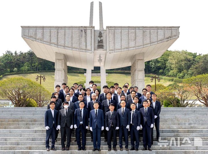 [광주=뉴시스] 고병일 광주은행장과 임직원들이 13일 광주민주화운동 45주년을 앞두고 국립5·18민주묘지를 참배하고 있다. (사진=광주은행 제공) 2025.05.14. photo@newsis.com