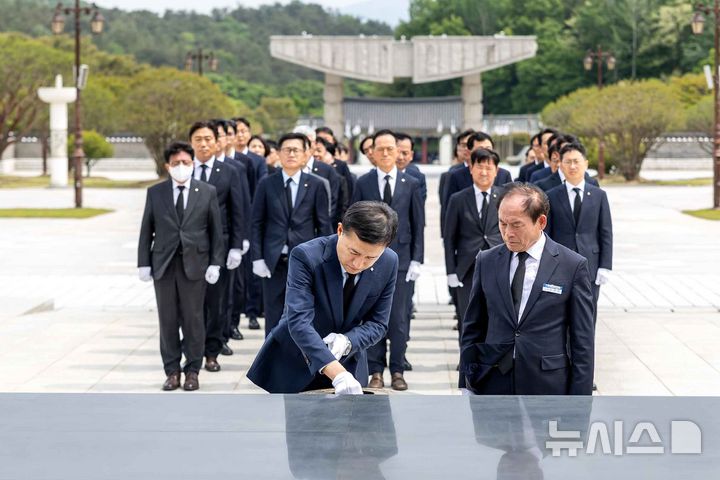 [광주=뉴시스] 고병일 광주은행장(앞줄 왼쪽)이 13일 임직원들과 국립5·18민주묘지를 찾아 분향하고 있다. (사진=광주은행 제공) 2025.05.14. photo@newsis.com