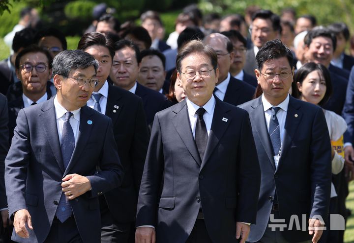 [부산=뉴시스] 권창회 기자 = 이재명 더불어민주당 대선 후보가 14일 부산 남구 유엔기념공원을 방문해 참배하기 위해 이동하고 있다. (공동취재) 2025.05.14. photo@newsis.com
