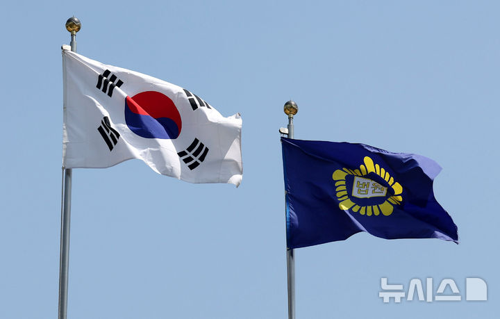 바람에 휘날리는 태극기와 법원 깃발. (뉴시스DB) photo@newsis.com