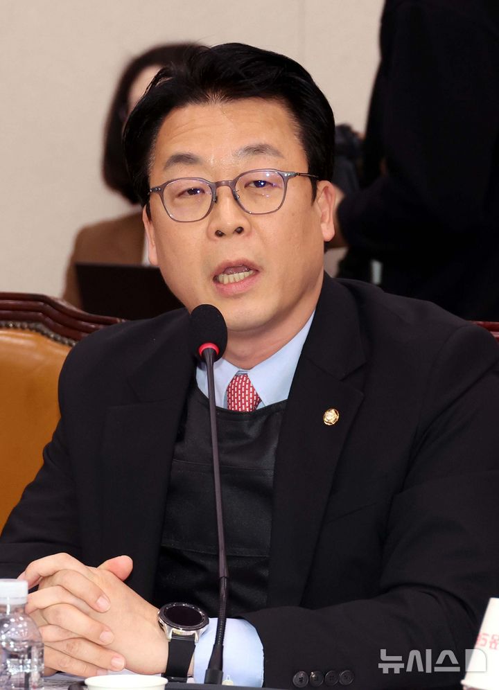 [서울=뉴시스] 조성봉 기자 = 곽규택 국민의힘 의원이 14일 오전 서울 여의도 국회에서 열린 법제사법위원회 전체회의에 방탄복을 입고 발언하고 있다. 2025.05.14. suncho21@newsis.com