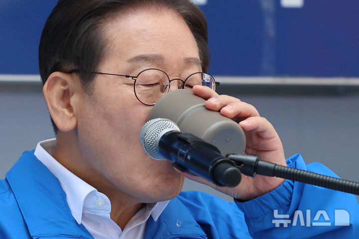 [부산=뉴시스] 권창회 기자 = 이재명 더불어민주당 대선 후보가 지난 14일 부산 부산진구 서면 젊음의 거리에서 열린 유세에서 연설을 마친 뒤 물을 마시고 있다. 2025.05.14. kch0523@newsis.com