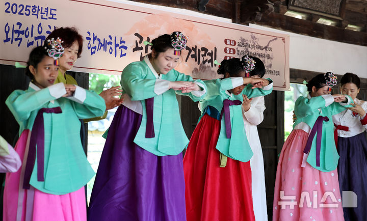 [경산=뉴시스] 이무열 기자 = 성년의 날을 앞둔 14일 경북 경산시 영남대학교 민속촌 구계서원에서 열린 관례·계례 행사에서 외국인 유학생들이 한국 전통 성년식을 치르고 있다. 2025.05.14. lmy@newsis.com