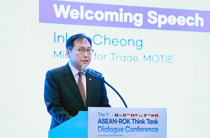 [서울=뉴시스] 정인교 산업통상자원부 통상교섭본부장이 14일 제주 서귀포시 제주롯데호텔에서 열린 제1차 한-아세안 경제·통상 싱크탱크 다이얼로그 컨퍼런스에 참석해 환영사를 하고 있다. (사진=산업통상자원부 제공) 2025.05.14. photo@newsis.com *재판매 및 DB 금지