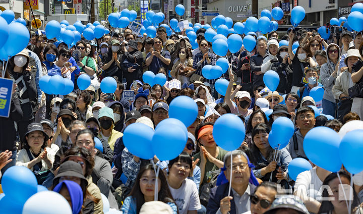 [부산=뉴시스] 권창회 기자 = 이재명 더불어민주당 대선 후보가 14일부산 부산진구 서면 젊음의 거리에서 열린 유세에서 연설을 하고 있는 가운데 지지자들이 파란풍선을 들고 환호하고 있다. (공동취재) 2025.05.14. photo@newsis.com