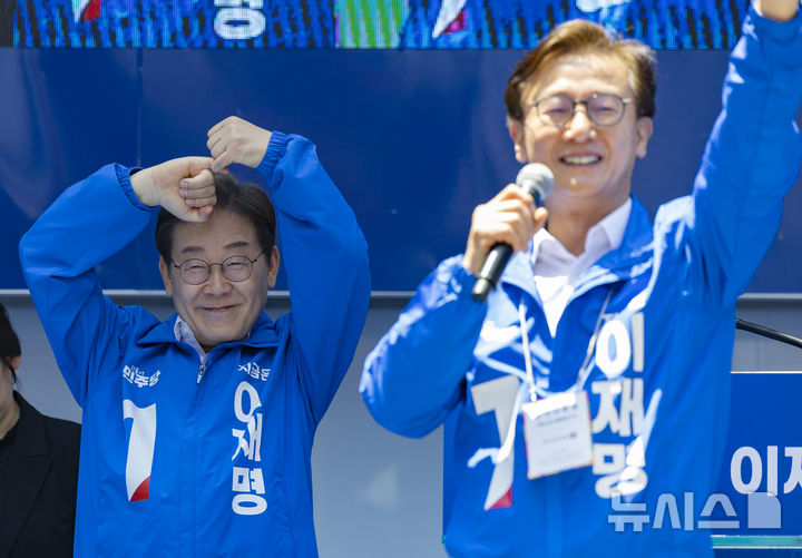 [부산=뉴시스] 권창회 기자 = 이재명 더불어민주당 대선 후보가 14일부산 부산진구 서면 젊음의 거리에서 열린 유세에서&nbsp; 부산을 위한 공약을 말한 뒤 약속을 지키겠다는 새끼 손가락 걸기 포즈를 하고 있다. (공동취재) 2025.05.14. photo@newsis.com