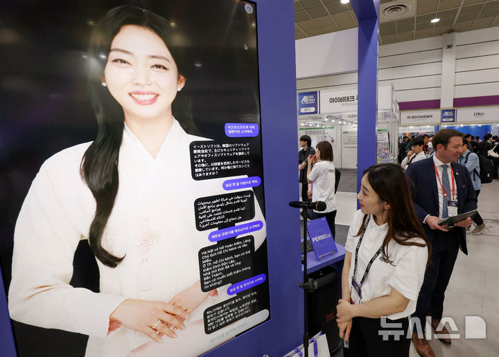 [서울=뉴시스] 김진아 기자 = 14일 서울 강남구 코엑스에서 열린 2025 국제인공지능대전에서 관계자가 음성을 AI가 실시간으로 번역해주는 기능을 시연하고 있다. 2025.05.14. bluesoda@newsis.com