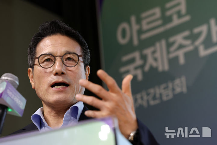 [서울=뉴시스] 박진희 기자 = 정병국 한국문화예술위원회(ARKO) 위원장이 14일 서울 종로구 예술가의집에서 '아르코국제주간(ARKO Global Week)' 기자간담회를 갖고 제10차 문화예술세계총회(World Summit on Arts and Culture), 에이프캠프(APE CAMP) 등 국제교류 사업을 설명하고 있다. 2025.05.14. pak7130@newsis.com
