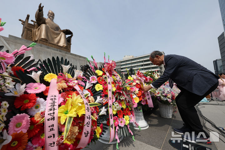 [서울=뉴시스] 김명년 기자 = 세종대왕 나신 날을 하루 앞둔 14일 오후 서울 종로구 광화문광장 세종대왕 동상에서 '시민참여 경하 헌화식'이 열리고 있다. 2025.05.14. kmn@newsis.com