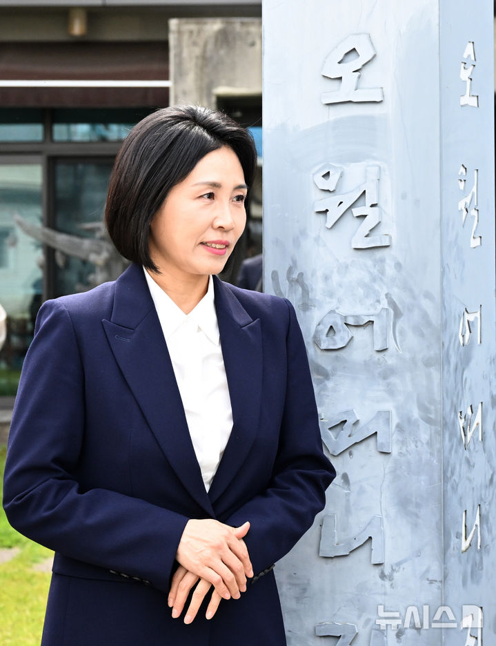 [광주=뉴시스] 김혜인 기자 = 이재명 더불어민주당 대선 후보의 부인 김혜경 여사가 14일 오후 광주 남구 오월어머니집에서 5·18희생자 가족을 만나 비공개 면담을 마치고 나오고 있다. 2025.05.14.hyein0342@newsis.com