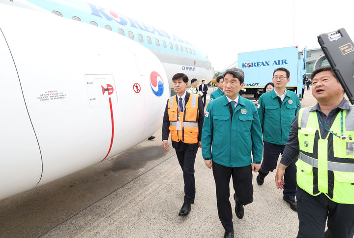 [제주=뉴시스] 고범준 기자 = 이주호 대통령 권한대행 부총리 겸 교육부 장관이 14일 제주공항에서 항공기의 이륙 전 정비 상황을 점검하고 있다. (사진=교육부 제공) 2025.05.14. photo@newsis.com *재판매 및 DB 금지