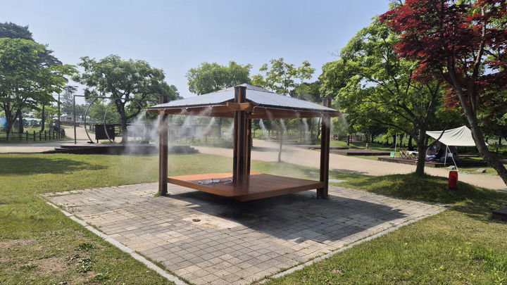 [광주=뉴시스] 광주환경공단 승촌보 캠핑장 '스마트 쿨링 포그' 설치. (사진=광주환경공단 제공). photo@newsis.com *재판매 및 DB 금지