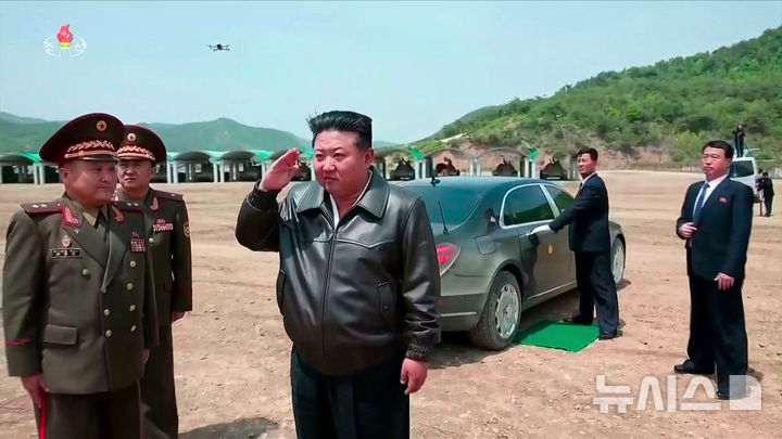 [서울=뉴시스] 조선중앙TV가 김정은 북한 국무위원장이 조선인민군 수도방어군단 제60훈련소를 방문해 병종별 전술훈련을 참관했다고 14일 보도했다. (사진=조선중앙TV 캡처) 2025.05.14. photo@newsis.com