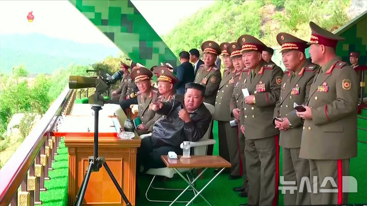[서울=뉴시스] 조선중앙TV가 김정은 북한 국무위원장이 조선인민군 수도방어군단 제60훈련소를 방문해 병종별 전술훈련을 참관했다고 14일 보도했다. (사진=조선중앙TV 캡처) 2025.05.14. photo@newsis.com