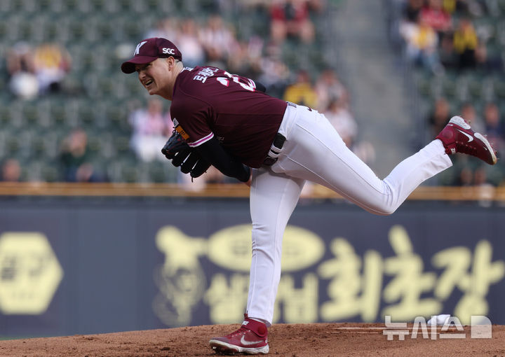 [서울=뉴시스] 조수정 기자 = 지난 14일 서울 송파구 잠실야구장에서 열린 2025 KBO리그 LG 트윈스와 키움 히어로즈 경기, 1회말 키움 선발 케니 로젠버그가 역투하고 있다. 2025.05.14. chocrystal@newsis.com