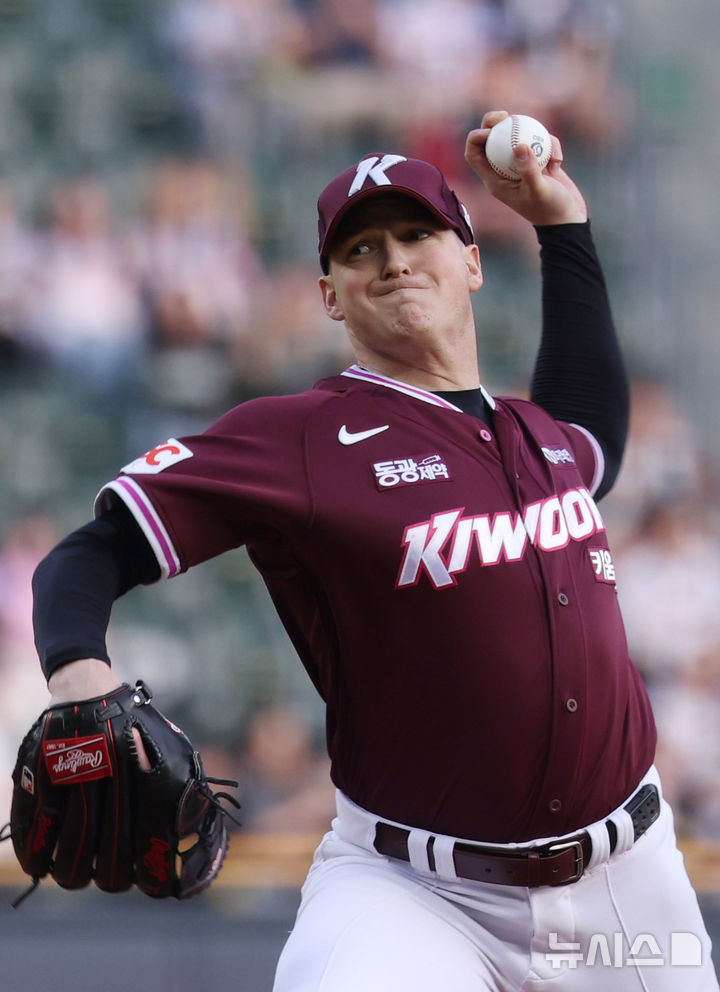 [서울=뉴시스] 조수정 기자 = 14일 서울 송파구 잠실야구장에서 열린 2025 KBO리그 LG 트윈스와 키움 히어로즈 경기, 1회말 키움 선발 케니 로젠버그가 역투하고 있다. 2025.05.14. chocrystal@newsis.com