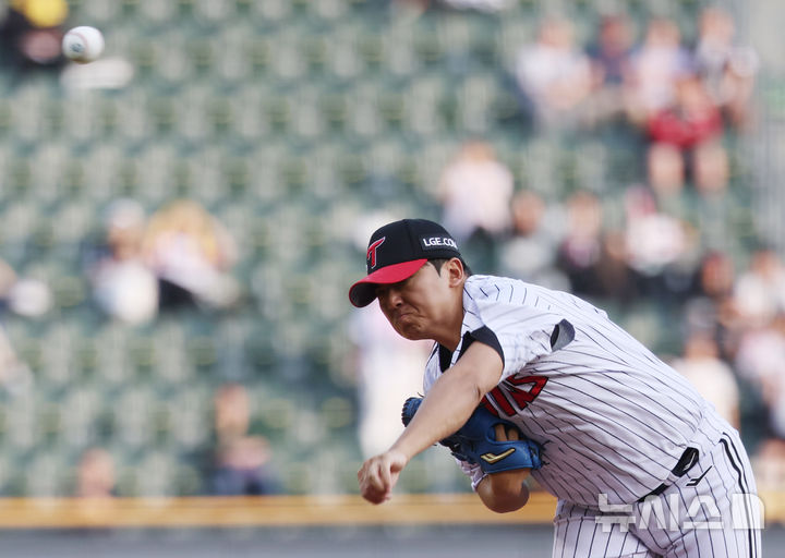 [서울=뉴시스] 조수정 기자 = 14일 서울 송파구 잠실야구장에서 열린 2025 KBO리그 LG 트윈스와 키움 히어로즈 경기, 1회초 LG 선발 송승기가 역투하고 있다. 2025.05.14. chocrystal@newsis.com