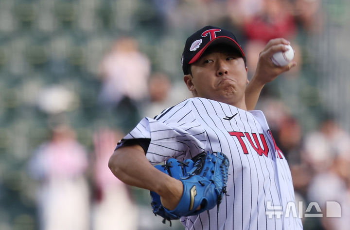 [서울=뉴시스] 조수정 기자 = 14일 서울 송파구 잠실야구장에서 열린 2025 KBO리그 LG 트윈스와 키움 히어로즈 경기, 1회초 LG 선발 송승기가 역투하고 있다. 2025.05.14. chocrystal@newsis.com