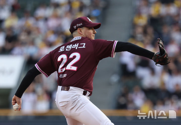 [서울=뉴시스] 조수정 기자 = 14일 서울 송파구 잠실야구장에서 열린 2025 KBO리그 LG 트윈스와 키움 히어로즈 경기, 1회말 키움 선발 케니 로젠버그가 역투하고 있다. 2025.05.14. chocrystal@newsis.com