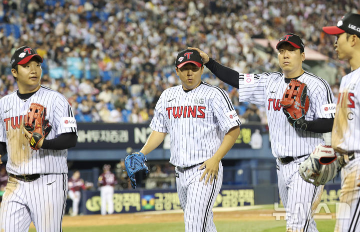 [서울=뉴시스] 조수정 기자 = 5월14일 서울 송파구 잠실야구장에서 열린 2025 KBO리그 LG 트윈스와 키움 히어로즈 경기, LG 선발 송승기가 무실점으로 4회 경기를 마무리한 뒤 더그아웃으로 향하고 있다. 왼쪽부터 문보경, 송승기, 김현수. 2025.05.14. chocrystal@newsis.com