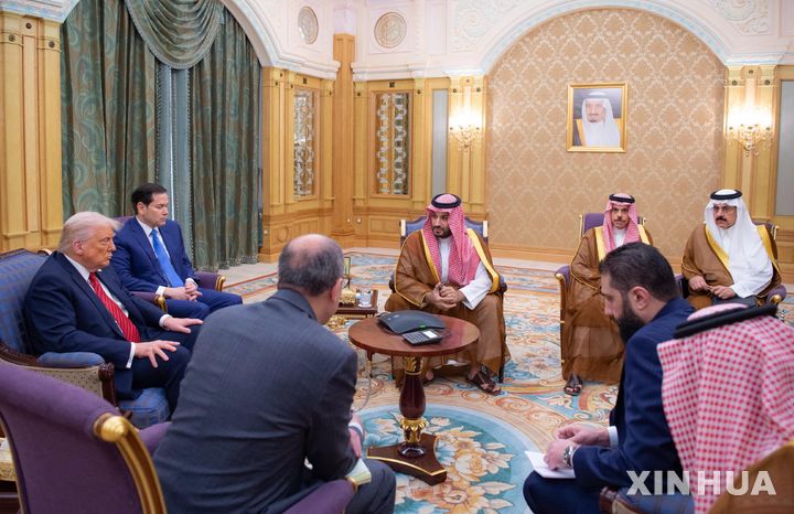 [ 리야드=신화/뉴시스] 지난 5월 14일 사우디 아라비아의 총리인 살만 알 사우드 왕세자(가운데)가 미 트럼프대통령과 아메드 알샤라 시리아 임시대통령을 맞아 회담하고 있다. 알 사우드 총리와 시리아 외무부는 5월 28일 리야드에서 세계물기구(GWO)창립식을 열고 지속 가능한 물관리와 국제 물문제 해결을 위해 노력하겠다고 밝혔다. 2025. 05. 29. 