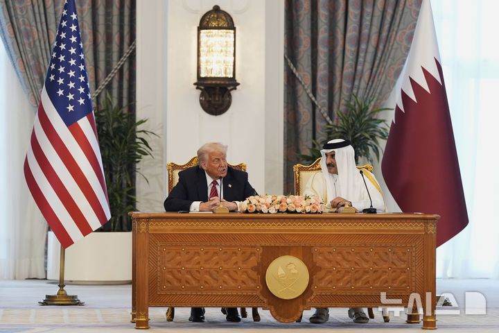 [도하=AP/뉴시스] 도널드 트럼프 미국 대통령이 14일 카타르 도하에서 셰이크 타밈 빈 하마드 알타니 국왕과 회담하고 있다. 2025.05.15 