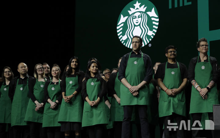 [시애틀=AP/뉴시스]2019년 3월20일 시애틀에서 열린 스타벅스 연례 주주총회에서 바리스타들이 무대에 서 있는 모습. 2025.9.19