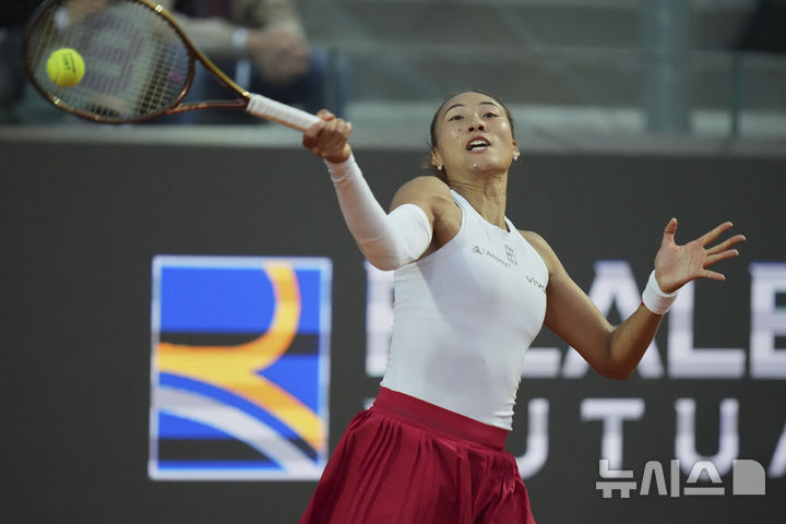 [로마=AP/뉴시스] 정친원(8위·중국)이 14일(현지 시간) 이탈리아 로마 포로 이탈리코에서 열린 여자프로테니스(WTA) 투어 BNL 이탈리아 인터내셔널(이탈리아오픈) 단식 8강전에서 아리나 사발렌카(1위·벨라루스)와 경기하고 있다. 정친원이 2-0(6-4 6-3)으로 승리하고 4강에 올라 코코 고프(3위·미국)와 결승 진출을 다툰다. 2025.05.15.