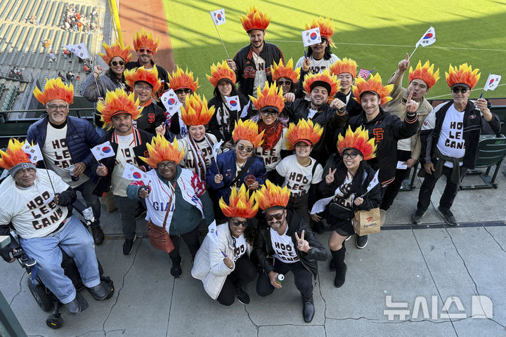 [샌프란시스코=AP/뉴시스] 이정후 팬클럽 후리건스. 2025.05.14.