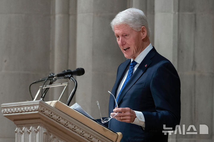[워싱턴=AP/뉴시스] 24일(현지 시간) 월스트리트저널(WSJ)은 2019년 상류층 성매매 알선 혐의로 수감됐다가 목숨을 끊은 엡스타인에 보낸 2003년 생일 축하 편지 가운데, 클린턴 특유의 필체로 적힌 글이 있다고 보도했다. 사진은 빌 클린턴 전 미국 대통령이 지난 5월 14일(현지 시간) 워싱턴 국립대성당에서 열린 알렉시스 허만 전 노동장관 장례식에서 추도사를 전하고 있는 모습. 2025.07.25.