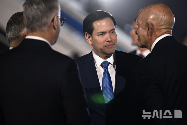 [안탈리아=AP/뉴시스] 마코 루비오 미국 국무부 장관이 14일(현지 시간) 튀르키예 안탈리아에서 열리는 나토 외무장관 비공식 회담에 참석하기 위해 안탈리아 공항에 도착하고 있다. 2025.05.16.