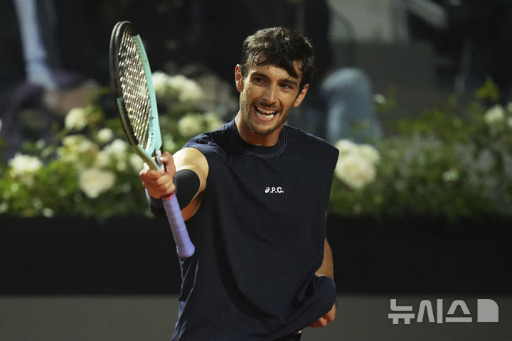 [로마=AP/뉴시스] 로렌초 무세티(9위·이탈리아)가 지난 14일(현지 시간) 이탈리아 로마 포로 이탈리코에서 열린 남자프로테니스(ATP) 투어 BNL 이탈리아 인터내셔널(이탈리아오픈) 단식 8강전에서 알렉산더 즈베레프(2위·독일)를 물리친 후 기뻐하고 있다. 무세티가 2-0(7-6 6-4)으로 승리하고 4강에 올라 카를로스 알카라스(3위·스페인)와 결승 진출을 다툰다. 2025.05.15.