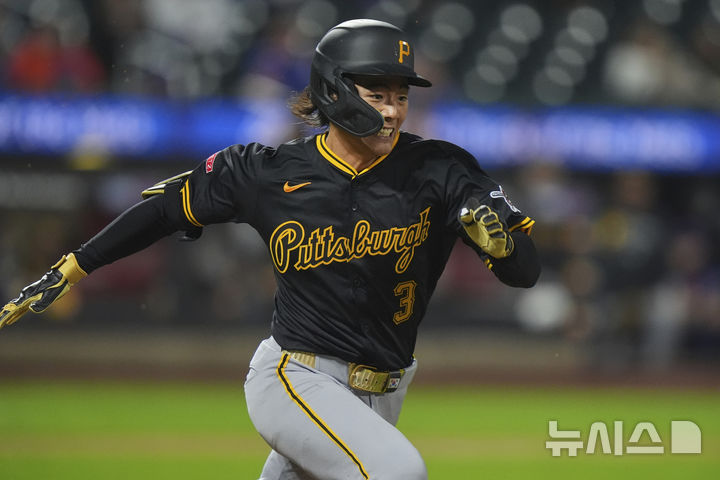 [뉴욕=AP/뉴시스] 피츠버그 파이리츠 배지환이 15일(한국 시간) 미국 뉴욕 시티필드에서 벌어진 2025 MLB 뉴욕 메츠와의 경기에 8번 타자 중견수로 선발 출전해 4타수 1안타 1득점을 기록했다. 2025.0515.