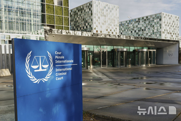 [헤이그(네덜란드)=AP/뉴시스]지난 3월12일 네덜란드 헤이그의 국제형사재판소(ICC)의 외관 모습. 국제형사재판소(ICC)가 도널드 트럼프 미 대통령의 제재로 인해 전쟁범죄나 집단학살 피해자들을 위한 정의 구현은 말할 것도 없고, 기본적 업무조차 수행하지 못하고 있다. 2025.05.15.