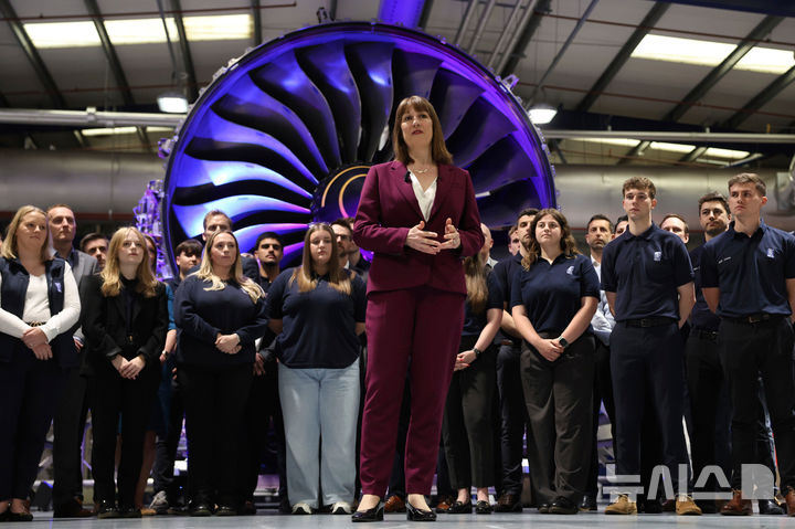 [AP/뉴시스] 영국 노동당 정부의 레이철 리브스 재무장관이 15일 롤스로이스 공장 방문 중 취재진과 말하고 있다