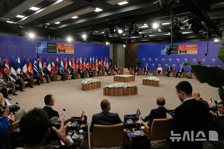 [안탈랴=AP/뉴시스]북대서양조약기구(NATO) 외교장관들이 지난 15일(현지시각) 튀르키예 남부 안탈랴에서 회담하고 있다. 회담에서 국내총생산(GDP)의 5%를 국방비로 쓰라는 도널드 트럼프 미 대통령 요구를 충족하기 위한 창의적 회계 방안이 논의됐다. 2025.5.29.