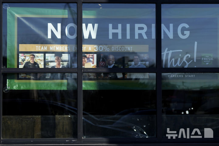 [노스브룩=AP/뉴시스]지난 1월21일 일리노이주 노스브룩의 한 식료품점에 채용 공고가 붙어있다. 2025.06.12.