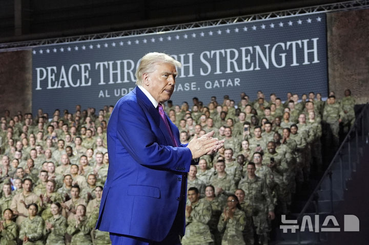 [도하=AP/뉴시스] 도널드 트럼프 미국 대통령이 15일(현지 시간) 카타르의 알우데이드 공군기지에서 연설한 뒤 무대를 떠나고 있다. 그는 이날 카타르를 떠나 마지막 순방국 아랍에미리트(UAE) 수도 아부다비로 향했다. 2025.05.15.
