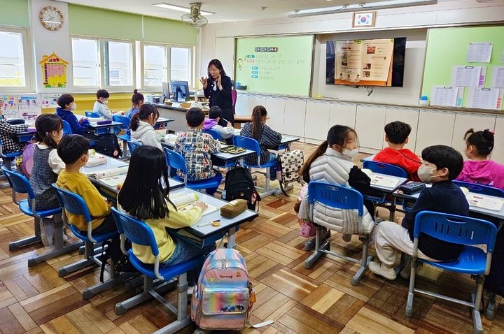 [대구=뉴시스] 대구 옥산초등학교 이은엽 교사 수업 진행 모습. (사진=대구 옥산초등학교 제공) *재판매 및 DB 금지